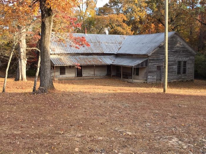 The old school building at Roxanna.  It is located just across the Tallapoosa-Lee county line just to the north of Notasulga.  Thanks to Janet Waldrop Cresswell for this great photo of this historic place.  She is pursuing a bio for this building that surely contains many memories.